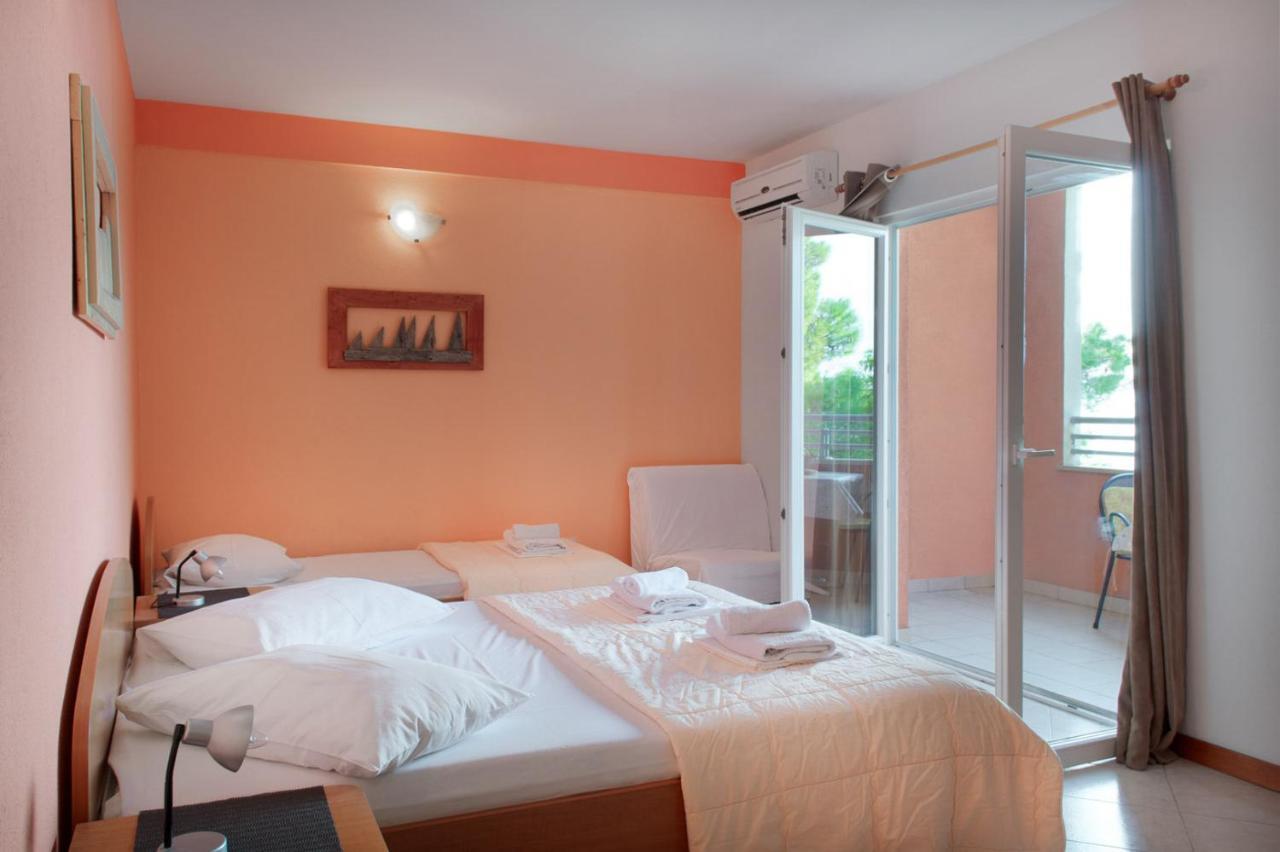 Apartments Promenada - Beachfront Tučepi Esterno foto