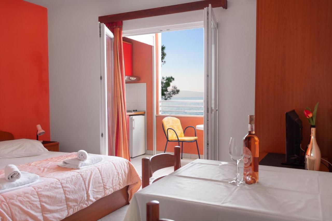Apartments Promenada - Beachfront Tučepi Esterno foto