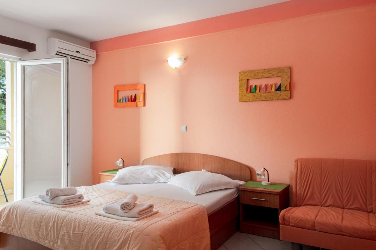 Apartments Promenada - Beachfront Tučepi Esterno foto