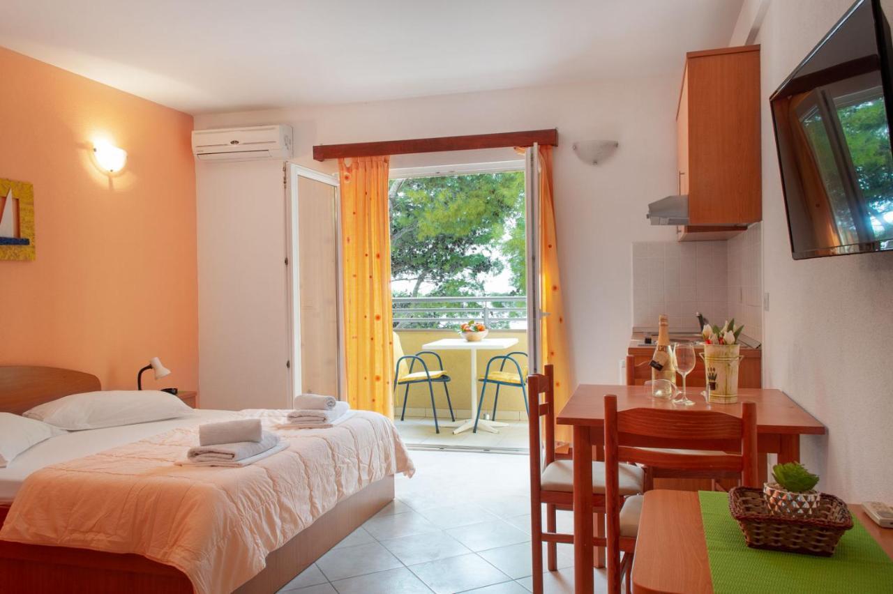 Apartments Promenada - Beachfront Tučepi Esterno foto