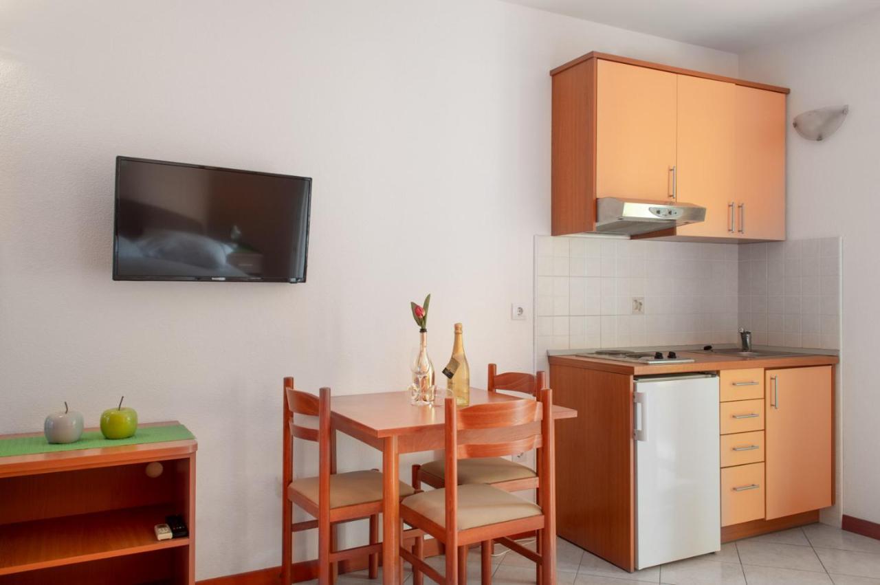 Apartments Promenada - Beachfront Tučepi Esterno foto
