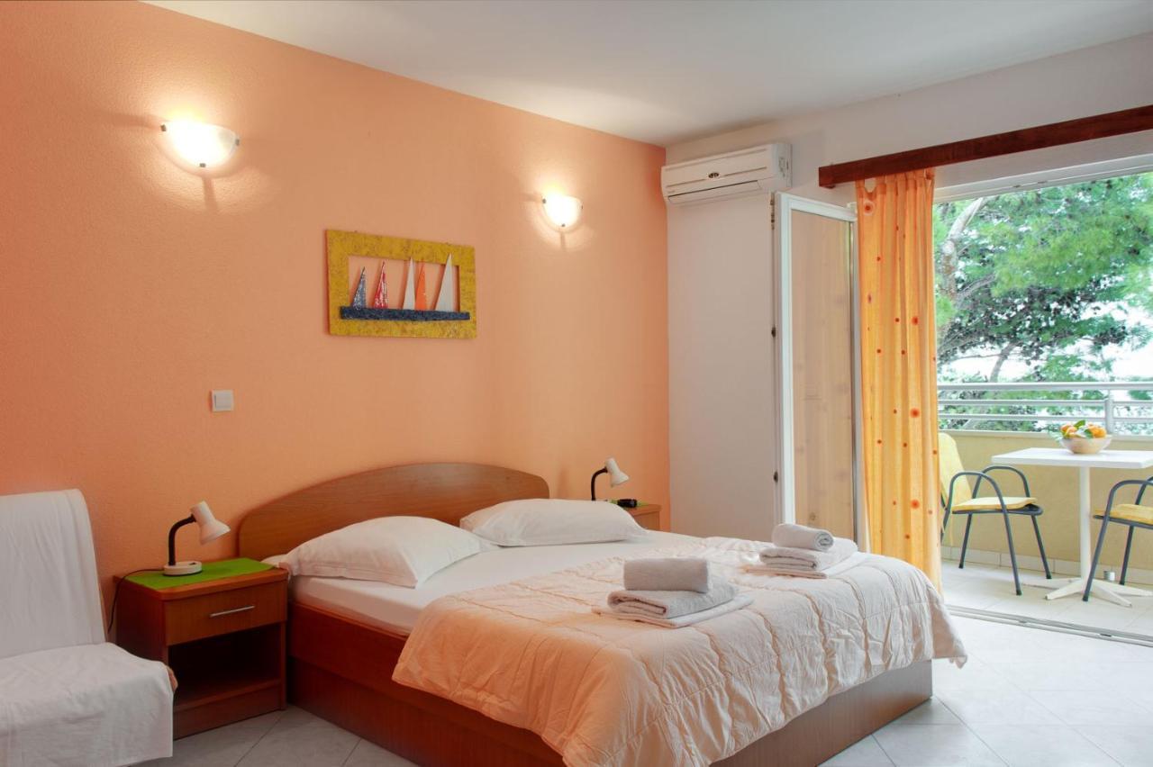 Apartments Promenada - Beachfront Tučepi Esterno foto