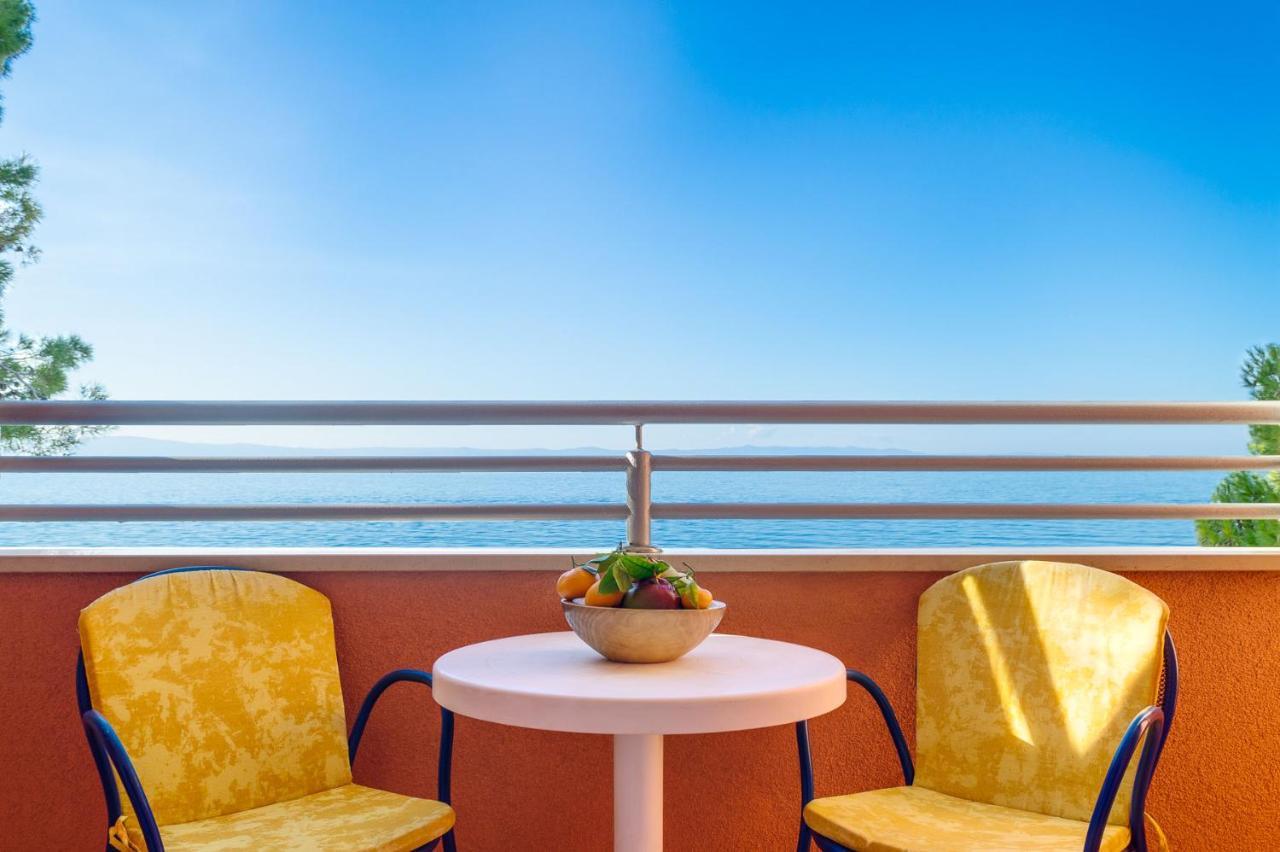 Apartments Promenada - Beachfront Tučepi Esterno foto