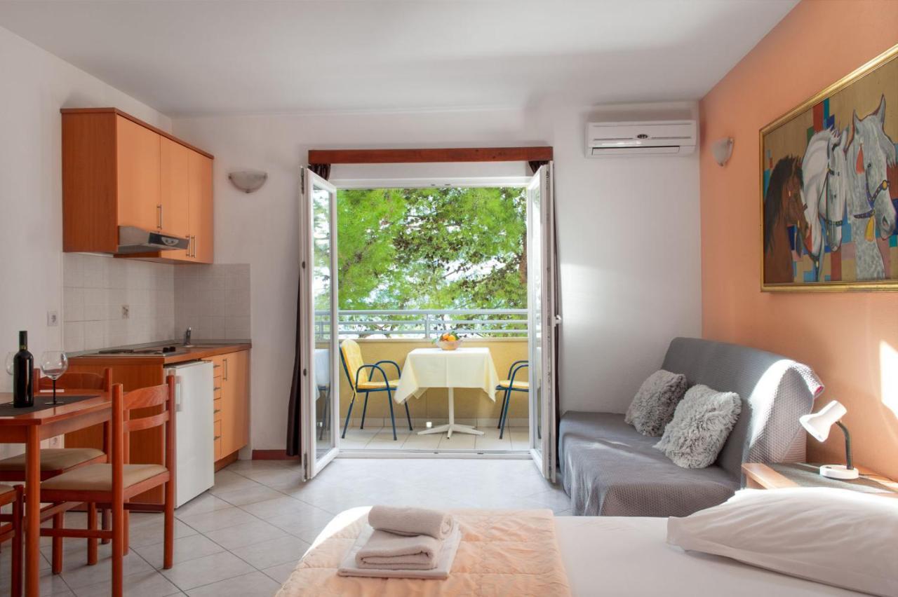 Apartments Promenada - Beachfront Tučepi Esterno foto