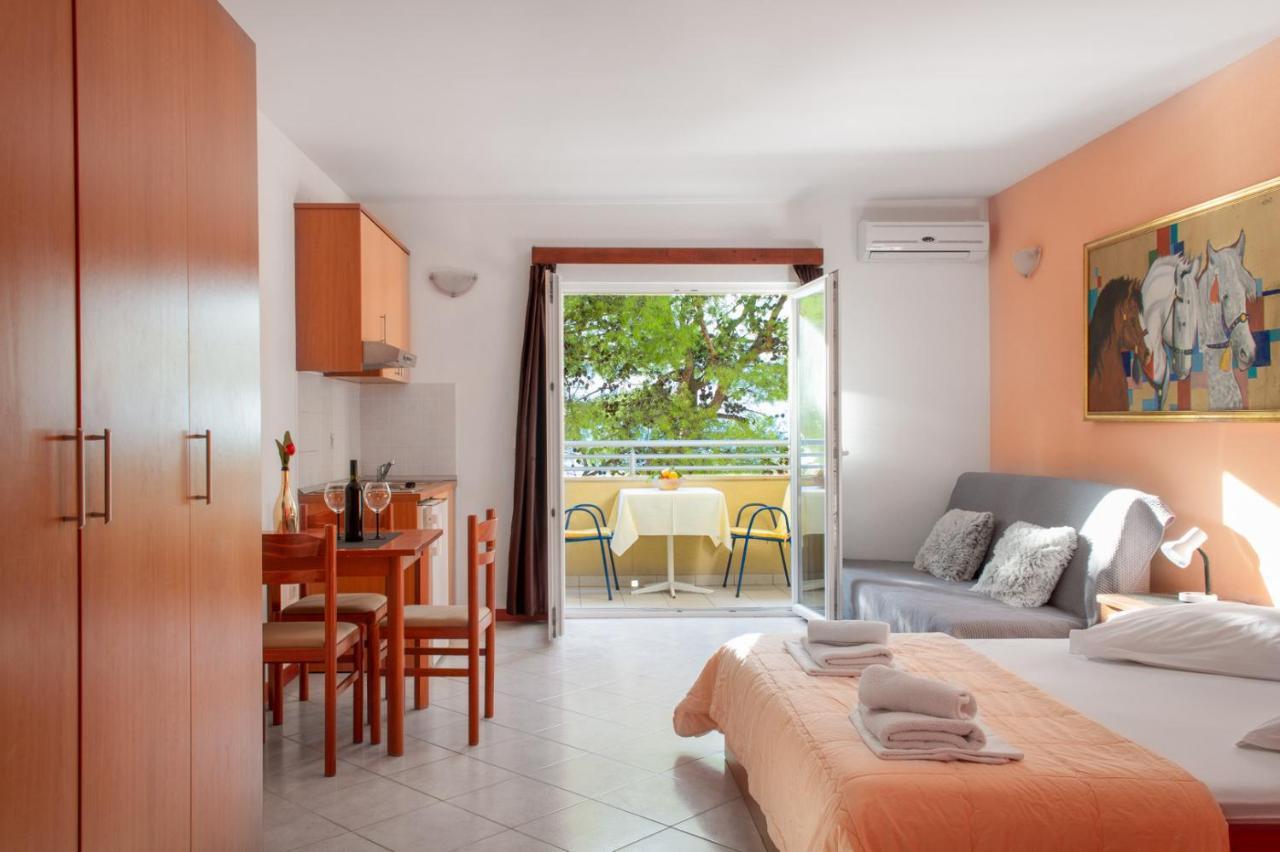Apartments Promenada - Beachfront Tučepi Esterno foto